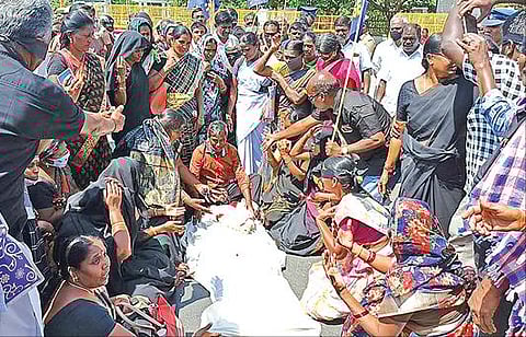 அரசு ஊழியர் சங்கத்தினர் நூதன போராட்டம்