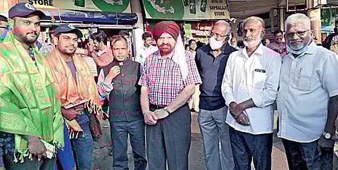 பொது போக்குவரத்து மூலம் நாடு முழுவதும் 34,500 கி.மீ சுற்றுப் பயணம் மேற்கொள்ளும்  இளைஞர் களின் பயணத்தை புதுச்சேரி பல்கலைக்கழக துணைவேந்தர் குர்மீத் சிங் தொடங்கி வைத்தார்.