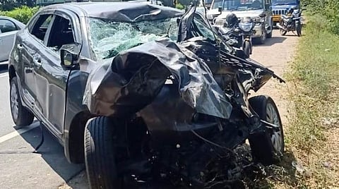 விபத்துக்குள்ளான கார்.