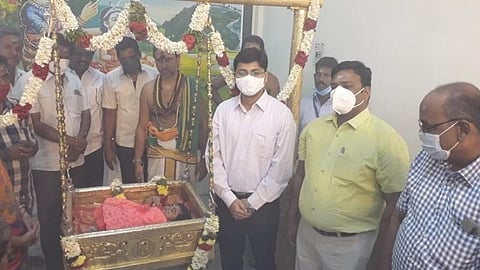 பழநி மலைக்கோயிலில் இன்று மீண்டும் தொடங்கப்பட்ட தங்கத்தொட்டில் வழிபாடு.