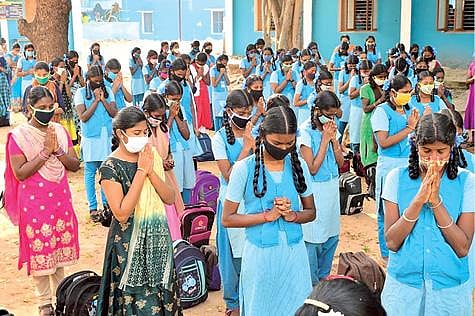 பாளையங்கோட்டை சாராள் தக்கர் மகளிர் மேல்நிலைப்பள்ளியில் 9 மற்றும் 11-ம் வகுப்புகள் நேற்று தொடங்கப்பட்டது. முன்னதாக பள்ளி வளாகத்தில் பிரார்த்தனையில் ஈடுபட்ட மாணவிகள். (அடுத்த படம்)  தூத்துக்குடியில் பள்ளிக்கு வந்த  மாணவியருக்கு தெர்மல் ஸ்கேனர் மூலம் உடல் வெப்பநிலை பரிசோதனை செய்யப்பட்டது.  												        படங்கள்: அ. ஷேக்முகைதீன், என்.ராஜேஷ்