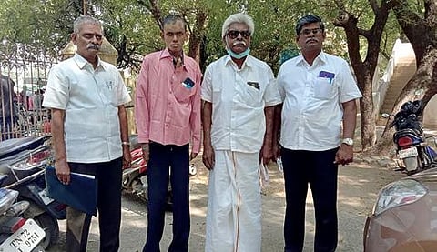 குடும்ப ஓய்வூதியம் அளிக்க கோரி தன்னார்வலர்கள் துணையுடன் மனு அளித்த மாற்றுத்திறனாளி ச. ராஜா (இடமிருந்து 2-வது).