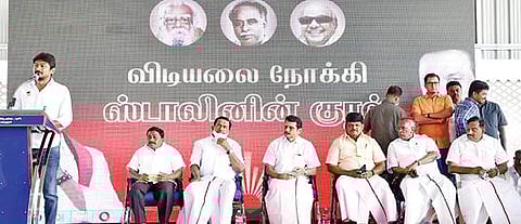 கரூரில் நேற்று நடைபெற்ற வாக்குச்சாவடிக் குழு முகவர் சந்திப்புக் கூட்டத்தில் பேசுகிறார் உதயநிதி ஸ்டாலின். உடன், மாவட்டப் பொறுப்பாளர் செந்தில் பாலாஜி உள்ளிட்டோர்.