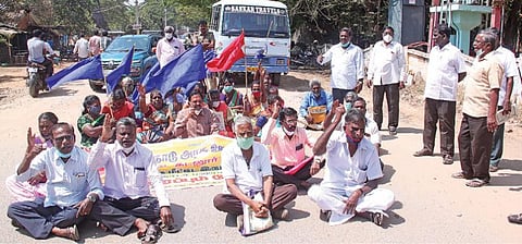 புதிய ஓய்வூதிய திட்டத்தை ரத்து செய்யக்கோரி 7-வது நாளாக கடலூரில் அரசு ஊழியர் சங்கத்தினர்  மறியலில் ஈடுபட்டனர்.