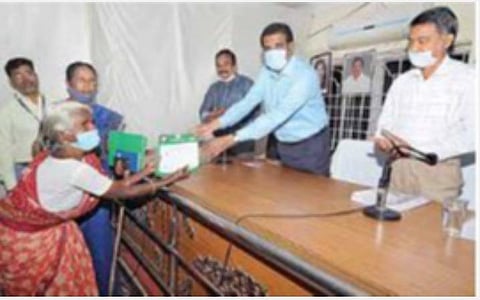 மக்கள் குறைதீர் கூட்டத்தில் மனு அளித்த 5 முதியோருக்கு ஒரே வாரத்தில் ஓய்வூதிய ஆணை: திருவள்ளூர் மாவட்ட ஆட்சியர் வழங்கினார்