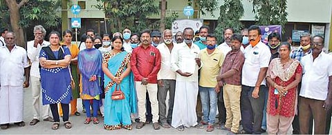 மேடை நிகழ்ச்சிகளுக்கு அனுமதி கோரி ஈரோடு ஆட்சியர் அலுவலகத்தில் மனு அளிக்க வந்த நாடக, நாட்டுப்புறக் கலைஞர்கள்.