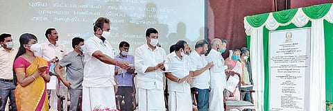 உதகையில் பல்வேறு துறைகளின் கீழ் கட்டப்பட்ட புதிய கட்டிடங்களை திறந்து வைத்த உள்ளாட்சித் துறை அமைச்சர்  எஸ்.பி.வேலுமணி. படம்:ஆர்.டி.சிவசங்கர்