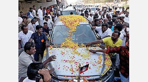 சிறப்பு பூஜை செய்து நல்ல நேரத்தில் புறப்பட்ட சசிகலாவுக்கு வழிநெடுக உற்சாக வரவேற்பு