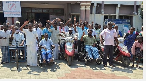 உதவித்தொகையை உயர்த்தி வழங்க வலியுறுத்தி கோவில்பட்டி வட்டாட்சியர் அலுவலகத்தில் குடியேறும் போராட்டத்தில் ஈடுபட்ட மாற்றுத்திறனாளிகள்.