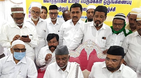 காரைக்காலில் செய்தியாளர்களிடம் பேசிய இந்திய யூனியன் முஸ்லிம் லீக் கட்சியின் தேசியத் தலைவர் கே.எம்.காதர் மொய்தீன்.