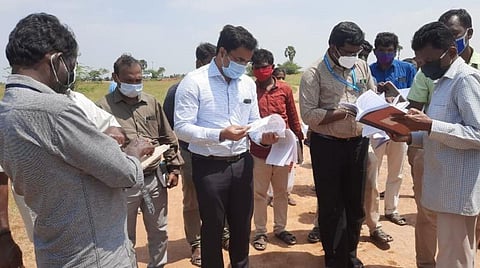 தூத்துக்குடி மாவட்டத்தில் அரசுடமையாக்கப்பட்ட சுதாகரன், இளவரசி ஆகியோருக்குச் சொந்தமான இடங்களை மாவட்ட ஆட்சியர் கி.செந்தில் ராஜ் பார்வையிட்டு ஆய்வு செய்தார்.