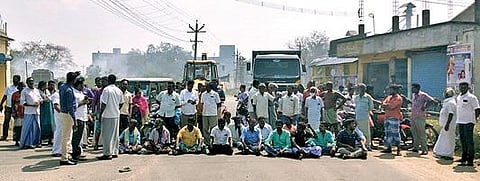 ஆரணியில் குப்பைகளை கொட்டி தீயிட்டு எரிப்பதை கண்டித்து நேற்று சாலை மறியலில் ஈடுபட்ட பொதுமக்கள்.