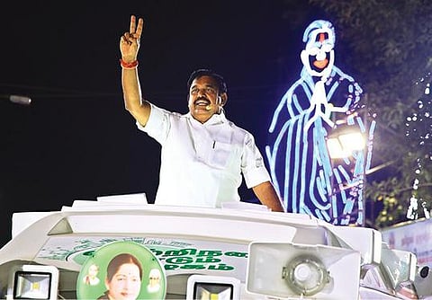 வேலூர் அண்ணா சாலையில் நேற்றிரவு நடந்த தேர்தல் பிரச்சார கூட்டத்தில் பேசும் முதல்வர் பழனிசாமி.படம்: வி.எம்.மணிநாதன்.