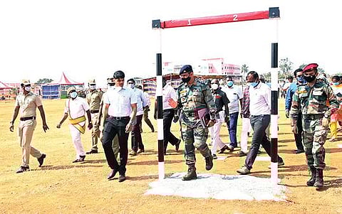 திருவண்ணாமலை அருணை பொறியியல் கல்லூரி வளாகத்தில் இன்று முதல் நடைபெற உள்ள ராணுவ ஆள் சேர்ப்பு முகாமில் மேற்கொள்ளப்பட்டுள்ள முன்னேற்பாடு பணிகளை ஆய்வு செய்த ஆட்சியர் சந்தீப் நந்தூரி.