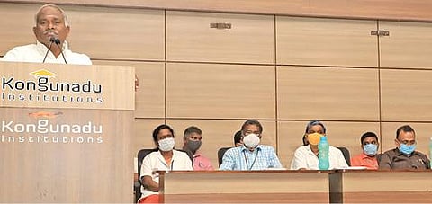 தோளூர்ப்பட்டி கொங்குநாடு பொறியியல் கல்லூரியில் நடைபெற்ற முதலாமாண்டு வகுப்புகள்  தொடக்க விழாவில் கல்லூரி சேர்மன் பெரியசாமி பேசினார்.