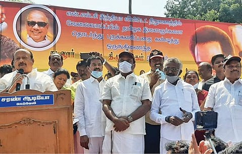 என்எல்சி பணி நியமன தேர்வை ரத்து செய்யக்கோரி நெய்வேலியில் திமுக சார்பில் நடைபெற்ற ஆர்ப்பாட்டத்தில் திமுக கிழக்கு மாவட்ட செயலாளர் எம்ஆர்கே. பன்னீர்செல்வம் பேசினார். அருகில் எம்எல்ஏக்கள் கணேசன், சபா ராஜேந்திரன், சரவணன். அடுத்த படம்: ஆர்ப்பாட்டத்தில் கலந்து கொண்டவர்கள்.