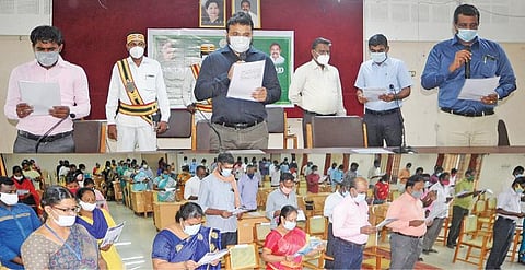 கடலூர்  ஆட்சியர் அலுவலக கூட்டரங்கில் ஆட்சியர் சந்திரசேகர் சாகமூரி  தலைமையில் நேற்று  அனைத்துத்துறை அலுவலர்கள்   கொத்தடிமை தொழிலாளர் முறை ஒழிப்பு   உறுதிமொழி ஏற்றனர்.