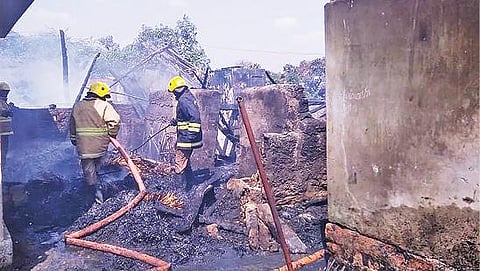 விழுப்புரம் அருகே தும்பூரில் தீப்பிடித்து எரிந்த வீடுகளில் தீயணைப்புத்துறையினர் தீயை அணைத்தனர்.