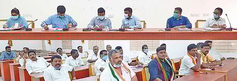 கள்ளக்குறிச்சியில்  துணை வாக்குச்சாவடி மையங்கள் அமைப்பது குறித்து ஆட்சியர் அலுவலகத்தில் அரசியல் கட்சிப் பிரதிநிதி களுடன்  ஆலோசனை கூட்டம் நடைபெற்றது.