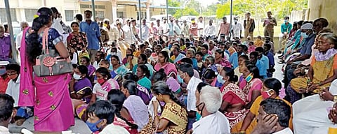 திருப்போரூர் வட்டாட்சியர் அலுவலகம் முன்பு கோரிக்கைகளை வலியுறுத்தி அனைத்து வகை மாற்றுத் திறனாளிகள் பாதுகாப்போர் உரிமைகளுக்கான சங்கத்தினர் குடியேறும் போராட்டத்தில் ஈடுபட்டனர்.