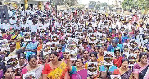 திருப்பூர் மாநகராட்சி அலுவலகம் எதிரே திமுக சார்பில் நேற்று நடந்த ஆர்ப்பாட்டத்தில் கையில் பதாகையுடன் பங்கேற்ற பெண்கள்.