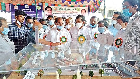 திருப்பூர் பழைய பேருந்து நிலையத்தில் நேற்று நடந்த பணிகளை பார்வையிட்ட சட்டப்பேரவை மதிப்பீட்டுக் குழு தலைவர் தோப்பு வெங்கடாசலம் உள்ளிட்டோர். படம்: இரா.கார்த்திகேயன்