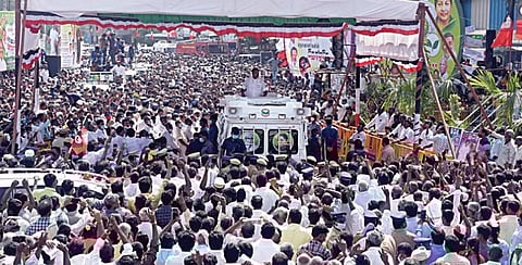 ராணிப்பேட்டை மாவட்டம் முத்துக்கடை பகுதியில் நேற்று வேனில் நின்றபடி தேர்தல் பிரச்சாரம் செய்கிறார் முதல்வர் பழனிசாமி.படம்: வி.எம்.மணிநாதன்