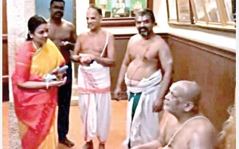 நாங்குநேரி வானமாமலை மடத்தில் மதுரகவி ராமானுஜ ஜீயர் சுவாமிகளிடம் ஆசி பெற்ற துர்கா ஸ்டாலின்.
