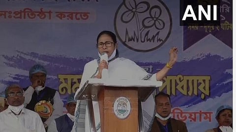 புருத்வானில் நடந்த பொதுக்கூட்டத்தில் முதல்வர் மம்தா பானர்ஜி பேசிய காட்சி: படம் | ஏஎன்ஐ.