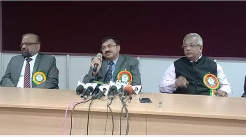 தமிழ்நாடு வேளாண்மை பல்கலைக்கழகத்தில் பேட்டியளித்த நபார்டு வங்கித் தலைவர் ஜி.ஆர்.சின்தாலா. அருகில் துணைவேந்தர் என்.குமார் உள்ளிட்டோர். படம்: த.சத்தியசீலன்.