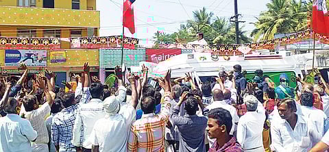 திருப்பத்தூரில் நேற்று தேர்தல் பிரச்சாரத்தில் ஈடுபட்ட தமிழக முதல்வர் பழனிசாமி. படம்:ந.சரவணன்