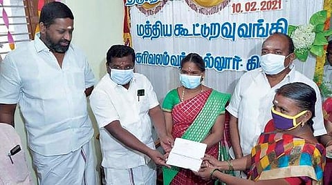 கரிவலம்வந்தநல்லூரில் மத்திய கூட்டுறவு வங்கி புதிய கிளையை தொடங்கிவைத்த அமைச்சர் வி.எம்.ராஜலெட்சுமி, வாடிக்கையாளருக்கு வங்கிக் கணக்கு புத்தகத்தை வழங்கினார்.
