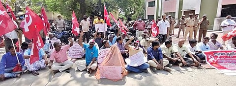 சாலைகளை சீரமைக்க வலியுறுத்தி ஜனநாயக வாலிபர் சங்கத்தினர், திருநெல்வேலி மாநகராட்சி அலுவலகம் முன் தர்ணா போராட்டத்தில் ஈடுபட்டனர். 						       படம்: மு.லெட்சுமி அருண்.