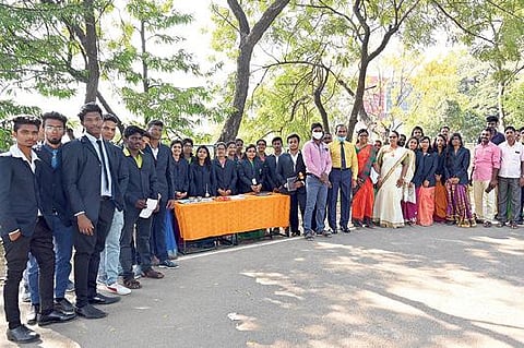 தூத்துக்குடி மீன்வளக் கல்லூரி  மற்றும் ஆராய்ச்சி  நிலையத்தில்  இளநிலை  முதலாமாண்டு வகுப்புகள்  தொடங்கியதையடுத்து, கல்லூரிக்கு வந்த மாணவர்கள் வரவேற்கப்பட்டனர்.