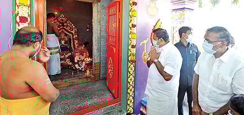 தருமபுரி மாவட்டம் காரிமங்கலம் அருகே வாராகி அம்மன் கோயிலில் வழிபாடு நடத்திய தமிழக முதல்வர் பழனிசாமி.