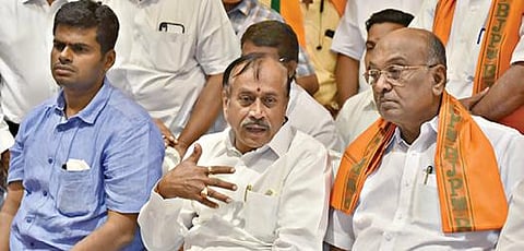 சேலத்தில் செய்தியாளர்களை சந்தித்த பாஜக முன்னாள் தேசிய செயலாளர் எச்.ராஜா.  உடன்  மாநில துணைத் தலைவர் அண்ணாமலை, மாநில செய்தி தொடர்பாளர் கார்வேந்தன்.  	                                    படம்: எஸ்.குரு பிரசாத்