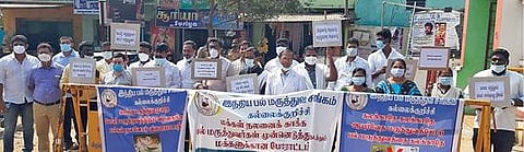 கள்ளக்குறிச்சி ஆட்சியர் அலுவலகம் எதிரே போராட்டத்தில் ஈடுபட்ட பல் மருத்துவர்கள்.
