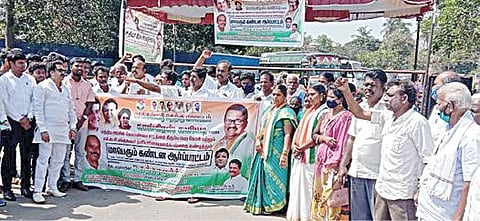 செங்கல்பட்டில் ஆர்ப்பாட்டத்தில் ஈடுபட்ட காங்கிரஸ் கட்சியினர்.