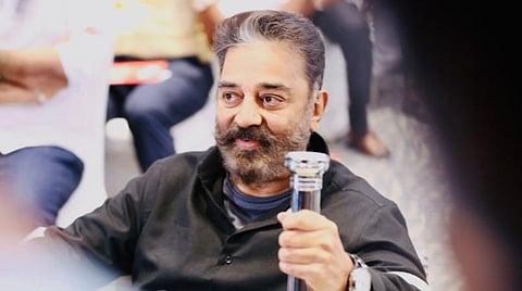 டார்ச் லைட் சின்னத்துடன் கமல்ஹாசன்.