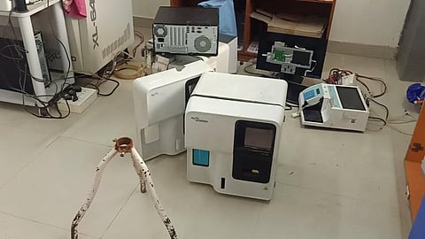 விருதுநகர் அரசு மருத்துவமனையில் ரூ.25 லட்சம் மதிப்புள்ள ரத்தப் பரிசோதனைக் கருவிகளை அடித்து உடைத்த குடி நோயாளி