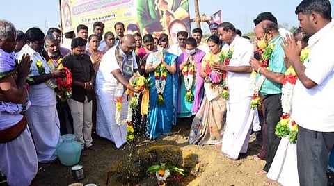 திமுக ஆட்சியில் பொங்கல் பண்டிகைக்கு ஒரு கருப்பட்டி துண்டாவது கொடுத்தார்களா?- அமைச்சர் ஆர்.பி.உதயகுமார் கிண்டல்