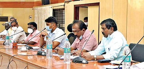 திருவண்ணாமலை மாவட்ட ஆட்சியர் அலுவலகத்தில் சாத்தனூர் அணையில் இருந்து பாசனத்துக்கு தண்ணீர் திறப்பது குறித்து நடந்த ஆலோசனை கூட்டத்தில் பேசும் ஆட்சியர் சந்தீப் நந்தூரி.