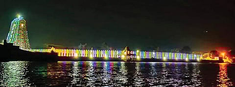 நாங்குநேரி வானமாமலைப் பெருமாள் கோயிலில் நேற்று நடைபெற்ற லட்சதீப மஹோத்ஸவ விழாவை முன்னிட்டு, கோயில் முழுக்க ஒளிரும் வண்ணவிளக்குகளின் ஒளி, பெரியகுளம் தண்ணீரில் பிரதிபலிக்கிறது.(வலது) திருநெல்வேலி நெல்லையப்பர் கோயிலில் நேற்றிரவு நடைபெற்ற பத்ர தீபத்திருவிழாவைக் காண திரண்டிருந்த பக்தர்கள். படம்: மு.லெட்சுமி அருண்.