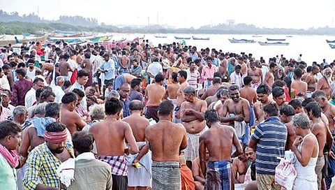 தை அமாவாசையை முன்னிட்டு திருநெல்வேலி அருகன்குளத்தில் தாமிரபரணி கரையில் முன்னோர்களுக்கு தர்ப்பணம் கொடுக்க ஏராளமானோர் திரண்டனர். (வலது) தூத்துக்குடி புதிய துறைமுக கடற்கரையில்  தர்ப்பணம் செய்ய திரண்ட மக்கள். படங்கள்: மு. லெட்சுமி அருண், என்.ராஜேஷ்