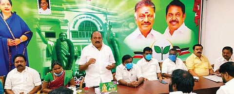 திருநெல்வேலிக்கு வரும் தமிழக முதல்வருக்கு வரவேற்பு அளிப்பது தொடர்பான ஆலோசனைக் கூட்டம், மாவட்ட அதிமுக அலுவலகத்தில் நடைபெற்றது.