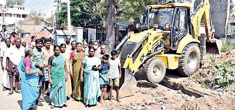 ஈரோடு கிருஷ்ணம்பாளையத்தில் பொதுசுத்திகரிப்பு நிலையம் அமைக்க எதிர்ப்பு தெரிவித்து இயந்திரத்தை சிறைபிடித்த பொதுமக்கள்.