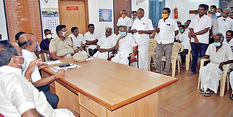 ஈரோடு வருவாய் கோட்டாட்சியர் அலுவலகத்தில் காலிங்கராயன் கால்வாயில் சாய, சலவை ஆலைக்கழிவுகள் கலப்பதைத் தடுக்க எடுக்க வேண்டிய நடவடிக்கைகள் குறித்து விவசாயிகளுடன் அதிகாரிகள் ஆலோசனை நடத்தினர்.