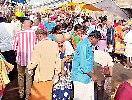 திருப்போரூர் கந்தசுவாமி கோயில் சரவணபொய்கை குளத்தில் தை அமாவாசையை ஒட்டி முன்னோருக்கு தர்ப்பணம் வழங்கிய பொதுமக்கள். (அடுத்த படம்) திருவள்ளூர் வீரராகவ பெருமாள் கோயிலில் தர்ப்பணம் வழங்க ஏராளமானோர் வந்திருந்தனர்.﻿﻿