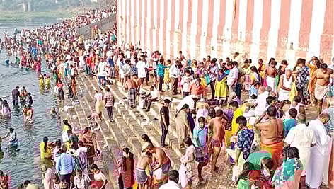 தை அமாவாசையையொட்டி பவானி கூடுதுறையில் முன்னோர்களுக்கு திதி கொடுக்க குவிந்த மக்கள்.