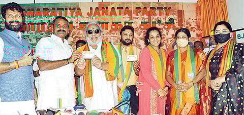 திருவான்மியூரில் நடந்த பாஜக பொதுக் கூட்டத்தில்கராத்தே தியாகராஜன் பாஜகவில் இணைந்தார். உடன் மேலிட துணை பொறுப்பாளர் சுதாகர் ரெட்டி, பொன்.ராதாகிருஷ்ணன். படம்: பு.க.பிரவீன்